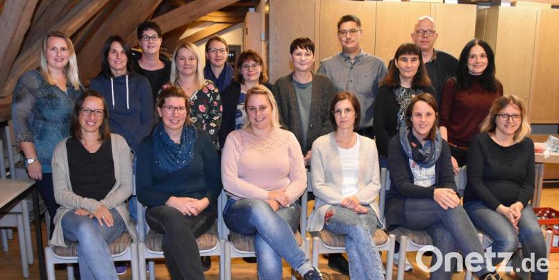 Neu an der Spitze des Kindergartenfördervereins Illschwang ist Christina Kinast (sitzend, Dritte von links). Mit im Bild die stellvertretende Leiterin der Kindertagesstätte, Carina Kissler (sitzend, Zweite von rechts) sowie (hinten, von rechts) Pfarrer Thomas Schertel und Zweiter Bürgermeister Benjamin Hiltl. Bild: no
