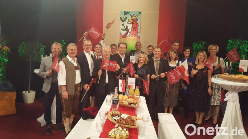 Bei der Präsentation der Karlsbader Hütte bei der Sendung "9 Plätze - 9 Schätze" durften auch (von links) Herbert Schertler, Werner Schmidt und Gottfried Haas bei der Tiroler Delegation dabei sein. Angeführt wurde sie von der Lienzer Bürgermeisterin Elisabeth Blanik (Zehnte von links). Bild: exb