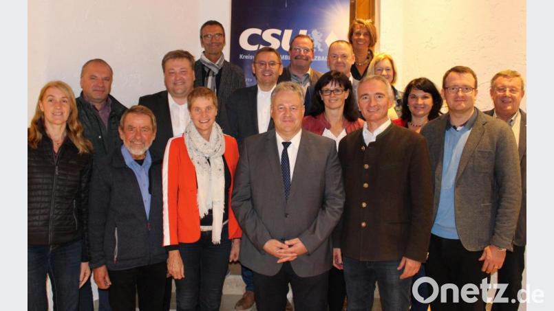 Landrat Richard Reisinger (vorn, Mitte) soll nach einhelligem Wunsch des CSU-Vorstands um Kreisvorsitzenden Harald Schwartz (vorn, Zweiter von rechts) wieder als Kandidat der CSU ins Rennen gehen. Bild: paf