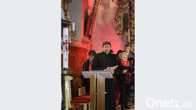 Pater Markus Flasinski trägt solo zwei polnische Lieder vor, eines davon &quot;Schwarze Madonna&quot;. Bild: Karl Schwemmer