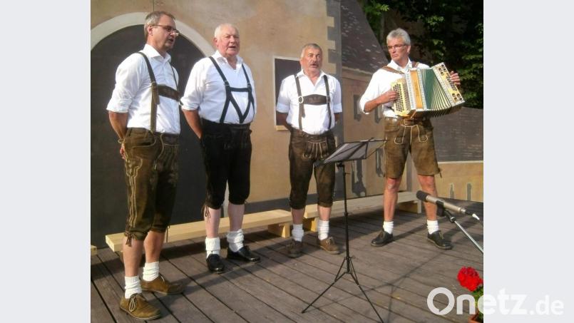 Seit November 2013 treten D’Watzndorfer in der Besetzung (von links) Richard Falk, Hans Drexler, Georg Kustner und Franz Dolles auf, wie hier bei der Sommerserenade des Gemischten Chores im Schlosshof. Bild: u