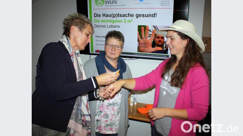 Petra Hager (von links) überzeugt mit ihrem Vortrag nicht nur Martina Götz, stellvertretende Ortsbäuerin aus Neudorf, und Helene Bauer, Ortsbäuerin von Engleshof. Bild: zer