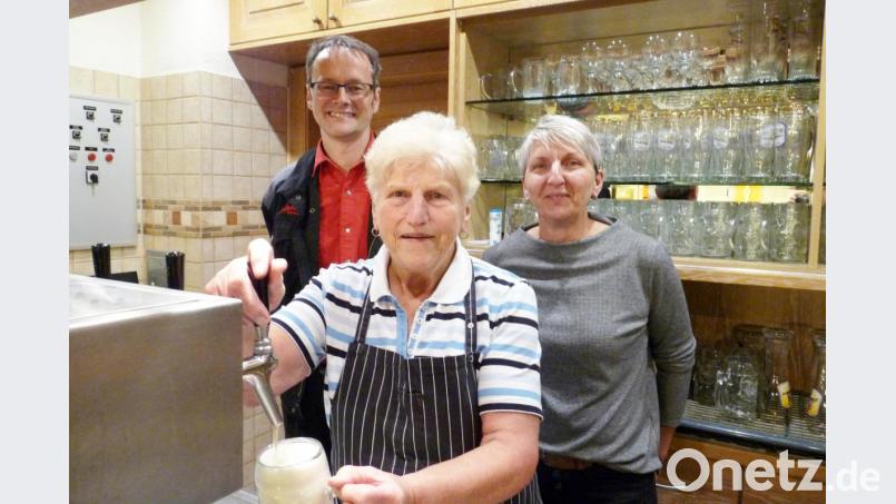 Eine lange Wirtshaustradition ist zu Ende: Bräu Christan Sperber, dessen Haus 90 Jahre lang das Bier lieferte, Wirtin Kuni Mutzbauer und Tochter Birgit (von links). Bild: ge