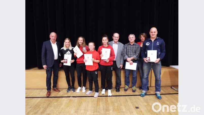 Vertreter der geehrten Mannschaften stellten sich zum Gruppenbild. Bild: e