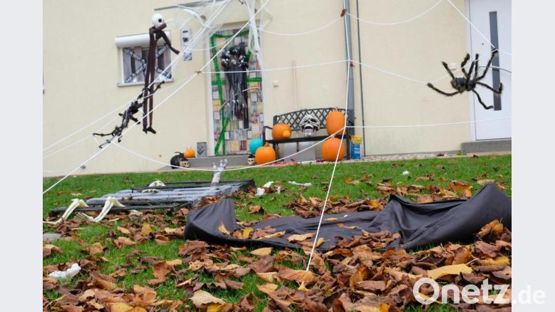 Auf dem Netzaberg ist schon alles für Halloween dekoriert: Von den Toten auferstanden erscheinen menschliche Gerippe in den Hausgärten, aufgeblasene Ungetüme verbreiten &quot;Angst und Schrecken&quot;. Bild: do