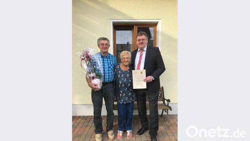 Bürgermeister Hans-Martin Schertl gratuliert den Eheleuten Maria und Georg Kraus (von rechts) zur diamantenen Hochzeit. Bild: Stefanie Gradl