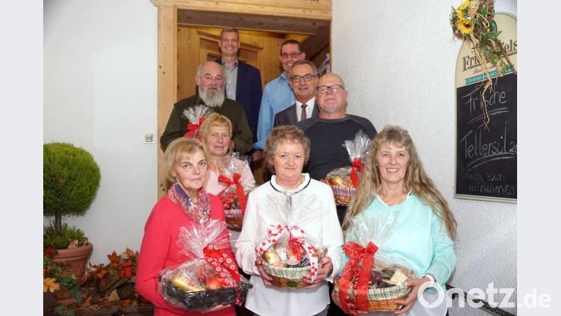 Diese Austräger bekamen eine Ehrung für ihren Dienst (vorne, von links): Ilse Weiss, Gerlinde Wiesent und Rita Meinke (stellvertretend für ihren Mann Ernst Meinke) sowie (zweite Reihe, von links) Cäcilie Pöllmann, Andreas Bendl und Hermann Mayer (dritte Reihe, links). Thomas Huber und Vertriebsberater Robert Giehrl (hinten, von links) sowie Bürgermeister Werner Nickl dankten. Bild: bkr