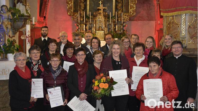 Die geehrten Sänger des Kirchenchors St. Ägidius Gunzendorf mit Pfarrer Markus Flasinski (rechts). Bild: Karl Schwemmer
