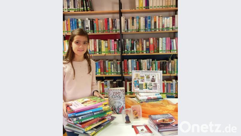 Büchereimitarbeiterin Marlene Greiner stellt die neuen Herbstbücher vor. Bild: fvo