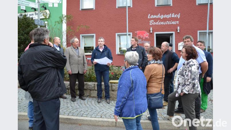 Am Marktplatz erläuterte Bürgermeister Hermann Ach die anstehende Sanierung des Areals. Bild: gi