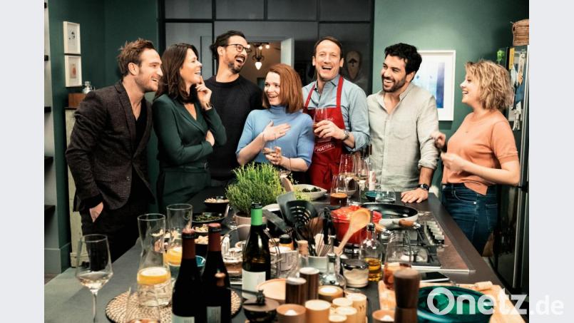 Noch lachen sie gemeinsam, was sich bald ändern wird: Eine Szene aus dem Film "Das perfekte Geheimnis". Bild: Mathias Bothor/Constantin Film Verleih/dpa