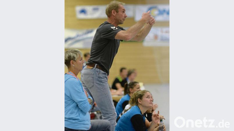 Immer in Aktion ist Karl Söllner bei den Spielen seiner Mannschaft. Der Coach der HSG Nabburg/Schwarzenfeld wird sicher auch am Samstag zur Höchstform auflaufen, wenn Spitzenreiter SG Naabtal kommt. Bild: mhs