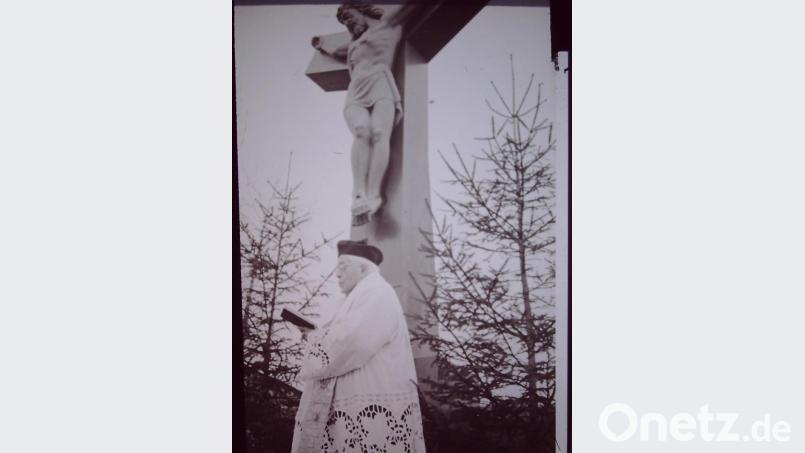 An Allerheiligen 1954 segnete Pfarrer Joseph Naber des Friedhofskreuz, das Künstler Karl Schmitz-Wickermann nach den Visionen von Theres Neumann gestaltet hat. Repro: jr