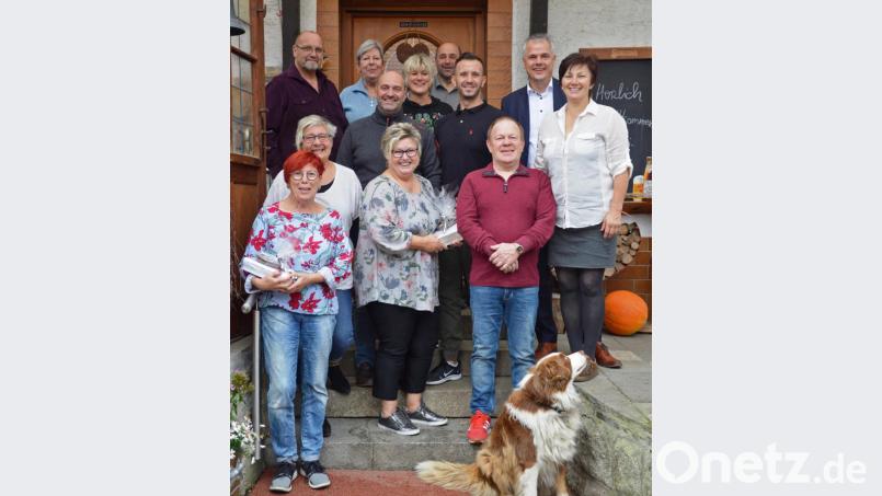 Ein Festtag im „St.-Ötzener-Hof“: Im Blickpunkt stehen Gäste aus Südhessen. Für sie ist der Flossenbürger Ortsteil seit 25 Jahren zweite Heimat. Bild: nm