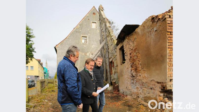 Nach Meinung des Denkmalamtes gilt es, die alte Giebelwand am Nebengebäude zu erhalten. Auf dem Bild (von links) Bauamtsleiter Dieter Döppl, Bürgermeister Hans Donko und Technischer Angestellter Markus Meyer. Bild: JOCHEN NEUMANN
ERBENDORF