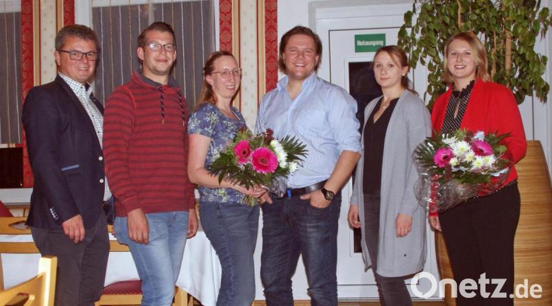 Bastian Binder (Mitte) verabschiedete Caro Detwiller (links daneben)und begrüßte die neue Vorstandscrew. Bild: agr