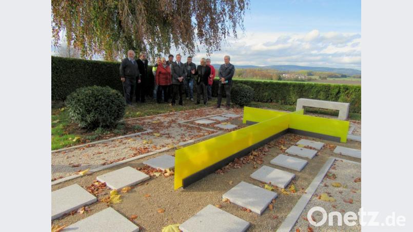 Künstler Erwin Otte erläuterte bei einer Feierstunde seine Philosophie bei der Planung und der Gestaltung der neuen Urnengrabanlage auf dem Friedhof in Premenreuth. Bild: ang