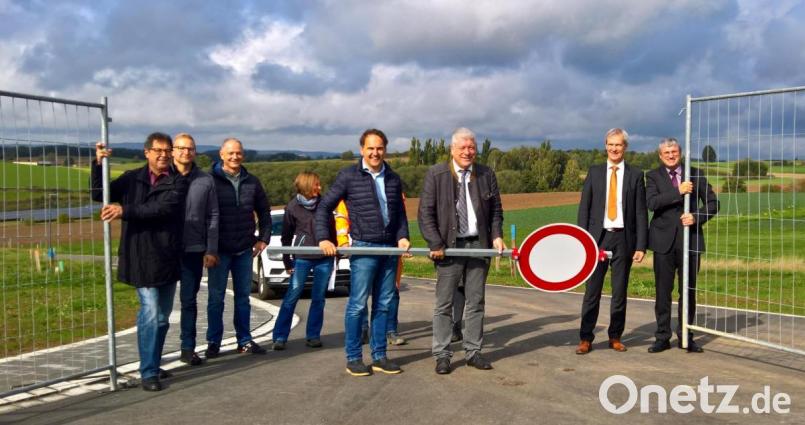 Die Erschließungsarbeiten im neuen Baugebiet sind abgeschlossen. Bürgermeister Günter Stich räumt persönlich die Durchfahrt-verboten-Schilder auf die Seite. Bild: mef