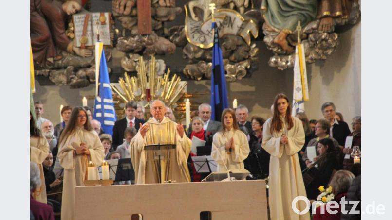 Zum 90. Weihetag der Dreifaltigkeitskirche feierte Pfarrer Ludwig Gradl mit zahlreichen Gläubigen eine festliche Konzertmesse. Bild: ads