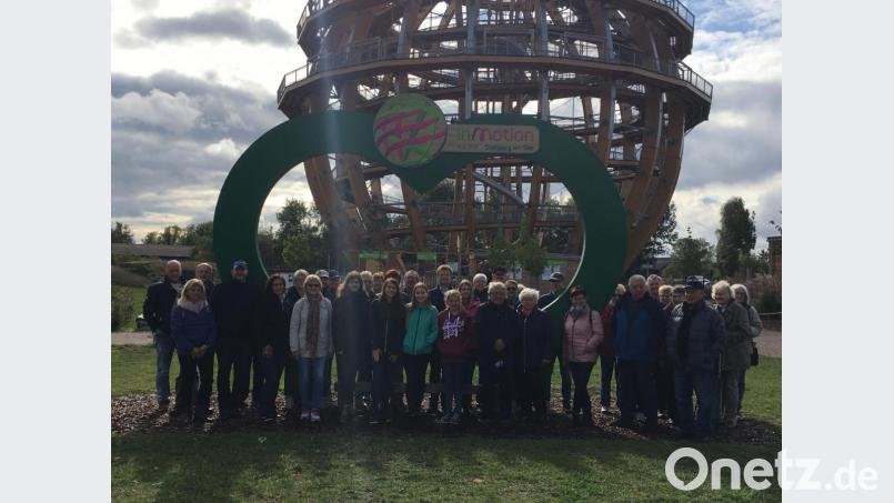 Eine Gruppe der Pressather CSU stellt vor der Erlebnisholzkugel am Steinberger See für ein Erinnerungsfoto auf. Bild: is