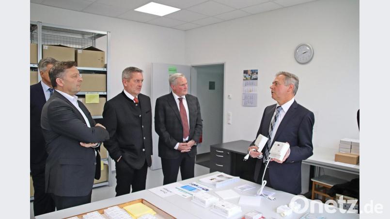 Beim Rundgang lassen sich (von links) IHK-Geschäftsstellenleiter Bernhard Reif, Bürgermeister Joachim Neuß und stellvertretender Landrat Martin Weiß von Geschäftsführer Georg Fuchs AMS-Produkte zeigen. Bild: jma