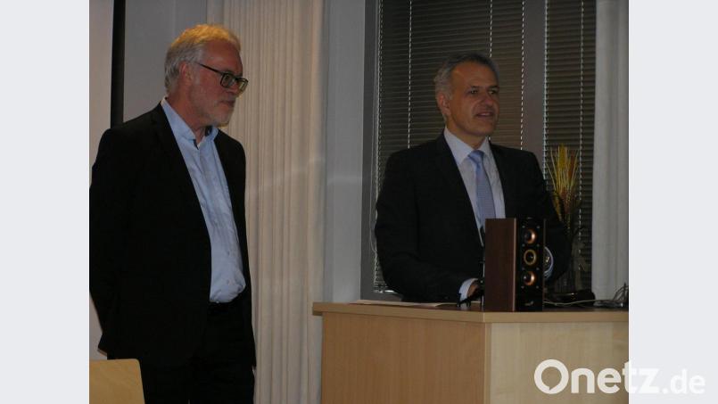 Mitterteichs Bürgermeister und CSU-Landratskandidat Roland Grillmeier (rechts) begrüßte im Beisein von Martin Weiß, dem Vorsitzenden der Geschäftsführung des Sozialteams, zahlreiche Zuhörer. Bild: öt