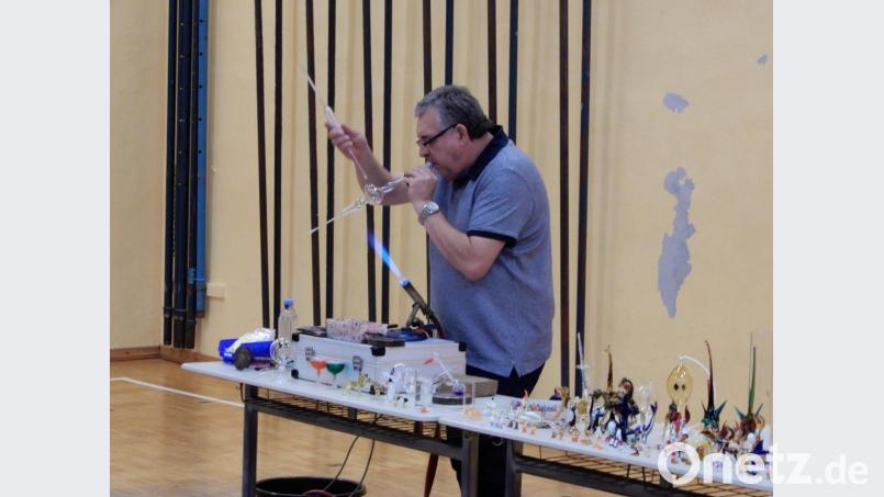 Auf anschauliche und spielerische Weise erfuhren die Schüler eine Menge über die Glasherstellung. Bild: exb