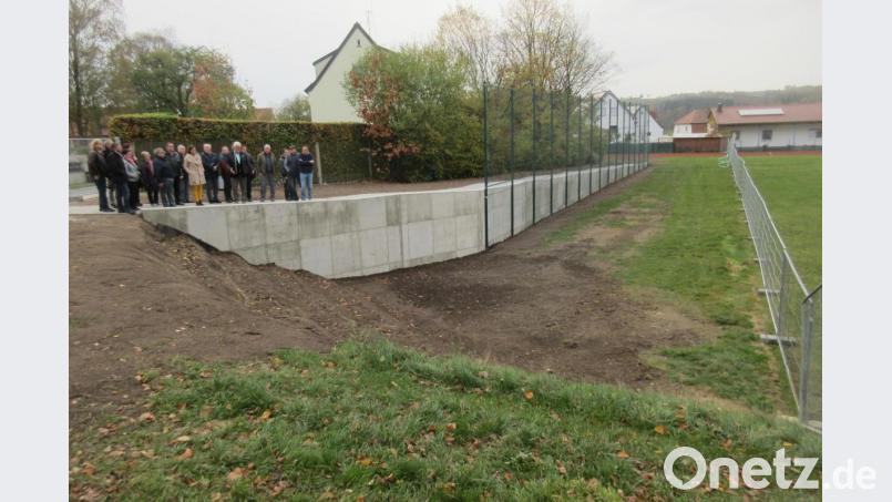 Ein lange Rampe führt barrierefrei auf den Sportplatz der Grundschule. Daneben wurde die Böschung terrassiert und kann als grünes Klassenzimmer genutzt werden. Bild: Uwe Ibl