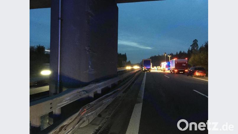 Die Leitplanke und der Brückenpfeiler wurden durch den Unfall beschädigt. Bild: Beer