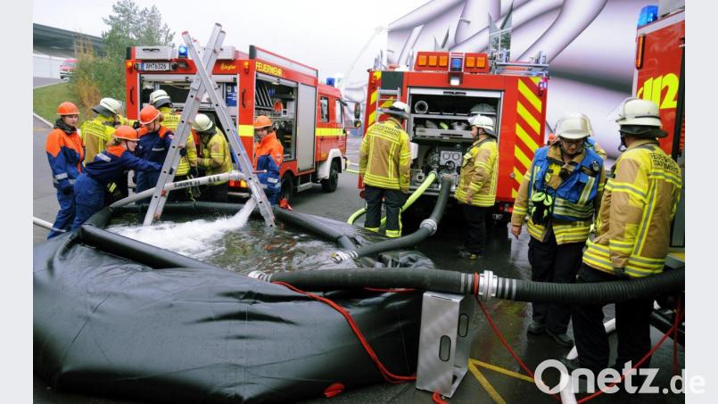 10000 Liter Löschwasser fassen der Abrollbehälter Tank und das aufblasbare Gummibecken und damit kann der fehlende Wasserdruck im Leitungssystem abgefangen werden. Bild: gf