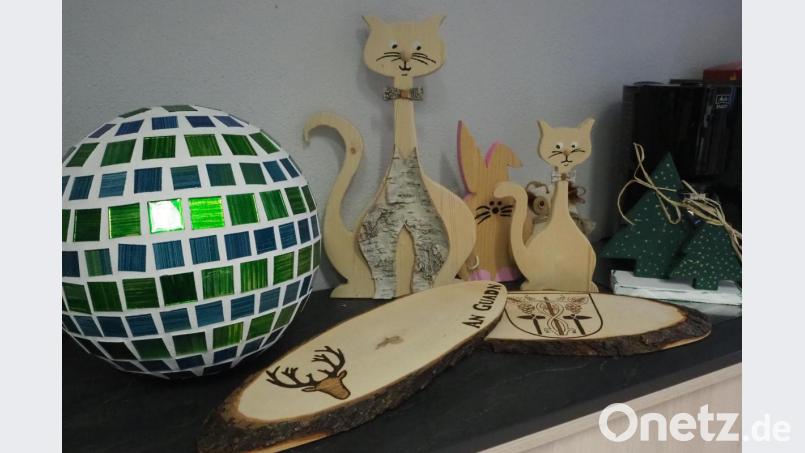 Die bunte Kugel ist für den Garten, die hölzernen Katzen sind garantiert pflegeleicht. Bild: bl