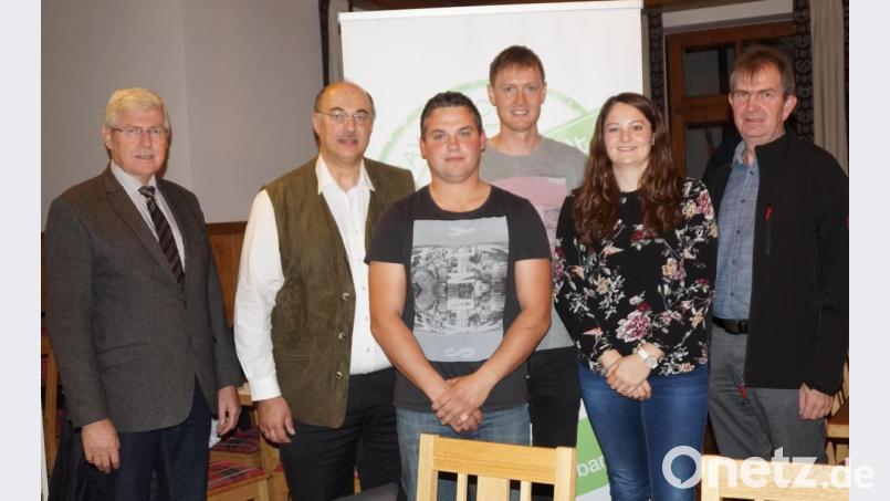 Landwirtschaftsdirektor Georg Mayer (links) und BBV-Geschäftsführer Josef Wittmann (Zweiter von links) gratulieren Michael Vetter (Dritter von rechts) zum Amt des Obmanns für Eixendorf/Kröblitz. Johannes Baumer (Dritter von links) wurde zu dessen Stellvertreter gewählt. Kreisobmann Josef Irlbacher stellte auch die neue Fachberaterin Alexandra Gietl vor. Bild: weu