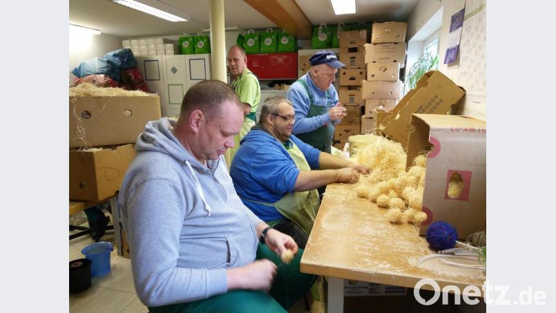 Aus Holzwolle. Klopapier-Rollen und Wachsresten basteln diese Menschen mit Behinderung Anzünder. Der Verein "Chancengeber" ermöglicht auch bei schweren Beeinträchtigungen produktive und sinnvolle Tätigkeiten, die dem Tag eine Struktur geben. Bild: exb
