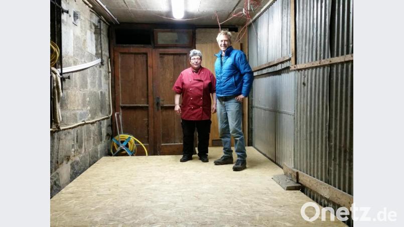 Wirtin Regina Rothenberger und Johannes Hein im vollendeten Werk. Nach neuneinhalb Stunden war der Lagerraum fertig. Bild: Birgit Schelter/exb