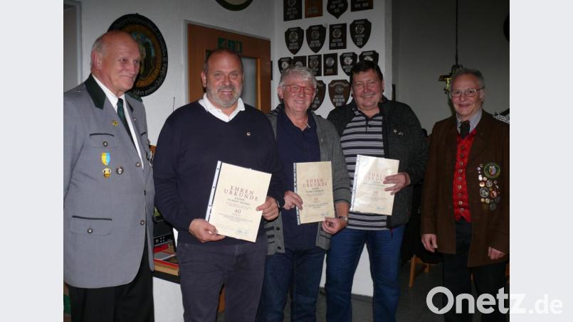 Bei der Kirchweih-Nachfeier wurden Mitglieder für langjährige Mitgliedschaft geehrt. Im Bild von links Alfred Koch , Hubert Heinzl, Thomas Wienerl, Harald Wunderlich und Bernhard Auburger. Bild: kgg