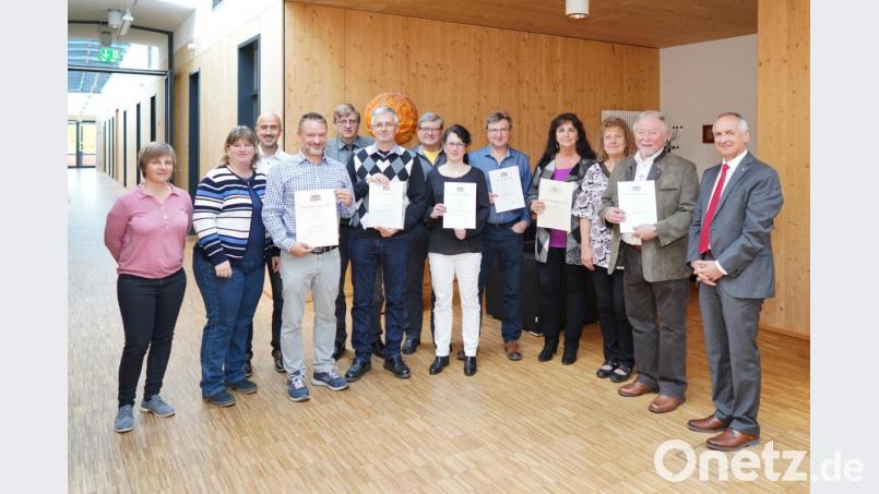 Behördenleiter Thomas Gollwitzer (rechts) und die stellvertretende Vorsitzende des Personalrats, Andrea Gewald (Dritte von rechts) sowie Sachgebiets- und Abteilungsleiter gratulierten den Jubilaren Bild: Stefan Neumann/ALE Oberpfalz