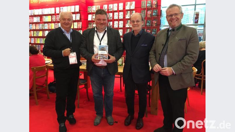 Fabian Borkner (Zweiter von links) präsentierte zusammen mit Josef Schönhammer, Hejo Emons und Andreas Feller (von links) seinen neuen Roman bei der Frankfurter Buchmesse. Bild: exb/Britta Schmitz