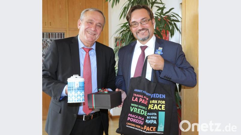 Vorstellungsgespräch bei OB: Dario Vidojković vom Volksbund Kriegsgräberfürsorge. Seggewiß hält eine Sammeldose aus den Achtzigern aus dem Archiv des Rathauses. Bild: Wolfgang Steinbacher
