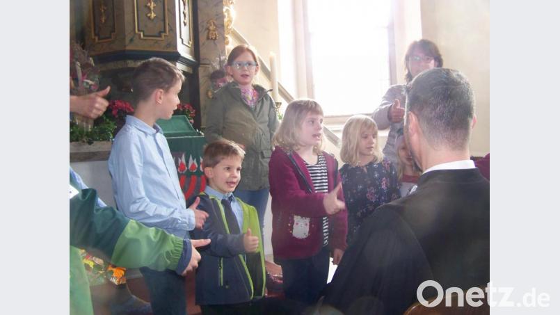 &quot;Spitze, dass du da warst&quot;, singen die Besucher des Kindergottesdiensts im Angesicht des Pfarrers. Bild: rrd