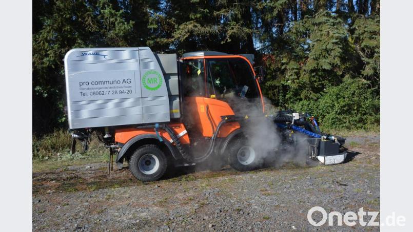Mit umweltfreundlichen Heißwasser vernichtet eine Maschine das Unkraut. Eingesetzt werden kann die Maschine vor allem auf öffentlichen Plätzen und Parkflächen. Der Maschinenring Stiftland will künftig diese Dienstleistung anbieten. Bild: jr