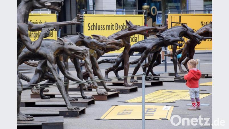 Der Brandenburger Künstler Rainer Opolka will mit Bronzefiguren anlässlich der Ermordung des Kasseler Regierungspräsidenten Walter Lübcke ein Zeichen gegen Hass, Hetze und rechte Gewalt setzen. Eine neue Gesetzesinitiative der Bundesregierung umfasst ein Neun-Punkte-Programm gegen Rechtsextremismus und Hasskriminalität. Bild: Göran Gehlen