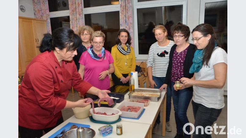 Einige der Frauenbundmitglieder trauten sich ganz nah an den Kochtisch und schauten Hauswirtschaftsmeisterin Monika Schnupfhagn in die Pfannen und Schüsseln. Bild: dob