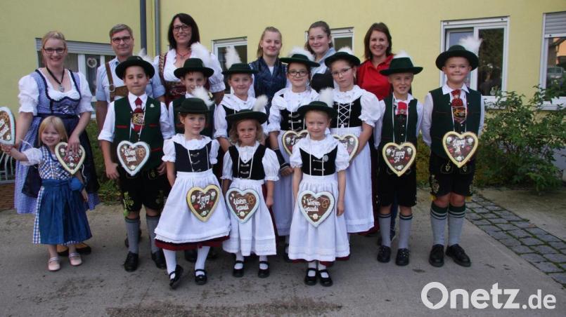 Die jungen &quot;Waldnaabtaler&quot; begeisterten mit ihren Tanz- und Schuhplattlereinlagen. Geleitet wird die Tanzgruppe von Nicole Weiß (rechts in der hinteren Reihe). Organisiert wurde der Nachmittag vom Einrichtungsleiter Nico Hallmann (2. von links), Monika Forster (3. von links jeweils in der hinteren Reihe) und dem Steinwaldblickteam. Bild: wro