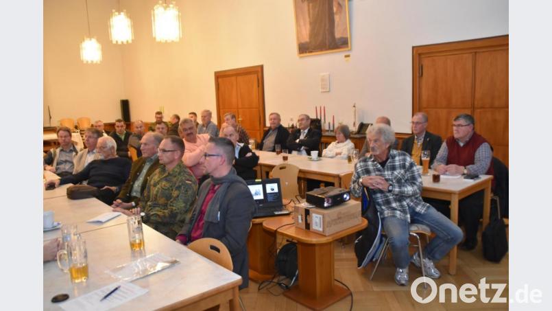 Unter den Zuhörern sind, neben vielen aktiven und altgedienten Soldaten, auch Hauptmann Ronny Kühnel und Oberstleutnant Sven Zickmantel (vorne, von rechts). Bild: hcz