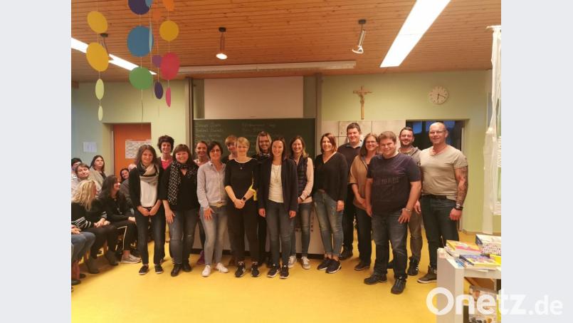 Die Mitglieder des Elternbeirates (von links): Sandra Meier, Corinna Wagner, Veronika Bierler, Katharina Tölg, Daniela Barthel, Sonja Pröls, Doris Bauer, Regine Zinger, Karin Mandl, Bettina Ries, Tanja Richthammer, Marcus Christoph, Karin Prem, Michael Zimmerer, Christian Schneidemesser und Mario Sorgenfrei. Bild: exb