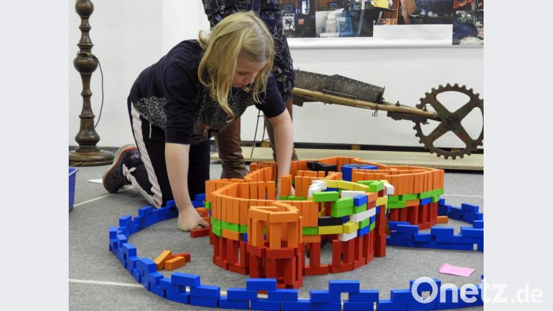 Hoch konzentriert arbeitet Franziska Prölß an ihrem Kindergarten in Schweinchen-Optik. Bild: Winkler