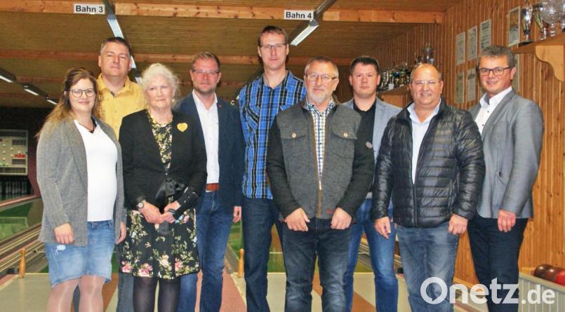 Gesamtvorsitzender Christoph Steffens (Vierter von links) würdigte die Jubilare. Bild: agr