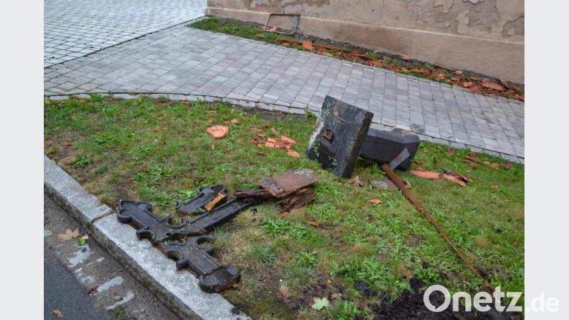 Mitsamt des Sockels riss der Sturm das Kreuz von der Burgtreswitzer Dorfkirche. Das Gotteshaus bleibt weiterhin ohne den Dachschmuck. Bild: gi