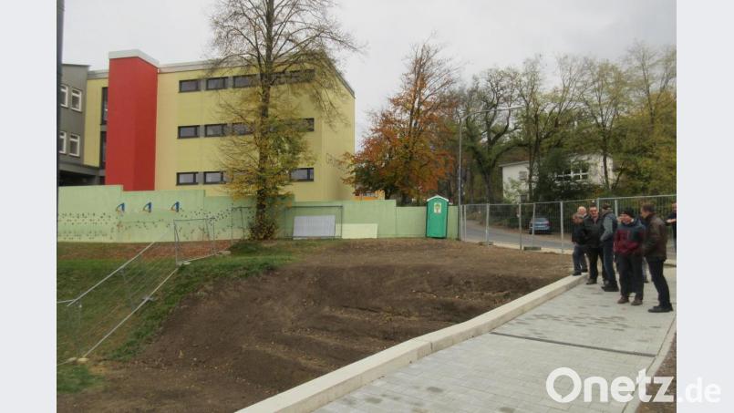Die Umbauarbeiten der Grundschule Neustadt sind abgeschlossen. Der Freistaat verleiht der Bildungseinrichtung die Bezeichnung barrierefreie Schule. Als Nebenprodukt entstand nahezu ohne Aufwand an der Böschung ein grünes Klassenzimmer, bei dem nur noch das Gras anwachsen muss. Bild: Uwe Ibl