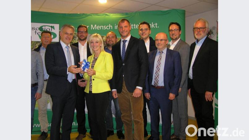 Aus der Hand von CSU-Landratskandidaten Roland Grillmeier (vorne links) durfte Staatssekretärin Carolina Trautner ein Porzellangeschenk entgegennehmen. Mit im Bild: Gemeinderat Josef Hösl (von links), Fachbereichsleiter Andreas Neugirg, stellvertretender CSU-Ortsvorsitzender Oliver Becher, CSA-Kreisvorsitzender Huberth Rosner, MdEP und JU-Landesvorsitzender Christian Doleschal, CSU-Vorsitzender Johannes Koller und vom Sozialteam Geschäftsführer Dr. Christian Weiß sowie der Vorsitzende der Geschäftsführung Martin Weiß. Bild: öt